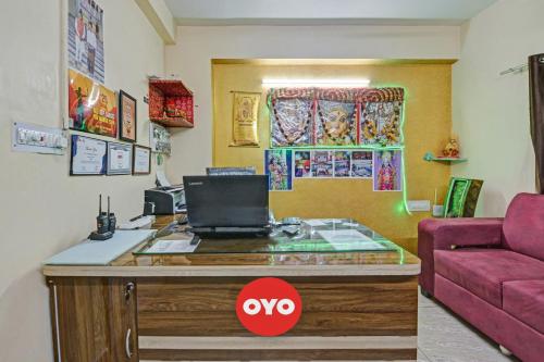 ein Wohnzimmer mit einem Schreibtisch und einem Laptop darauf in der Unterkunft OYO Flagship 81208 Jagarnath Palace in Ranchi