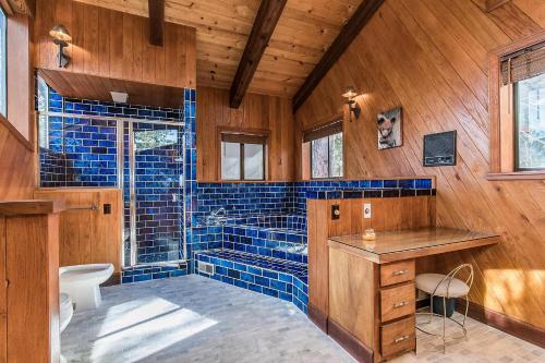 uma casa de banho em azulejos azuis com um WC e um lavatório em Lilac Lodge at Skyland em Zephyr Cove