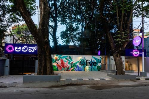 un bâtiment avec une fresque sur son côté dans l'établissement Olive Indiranagar 100ft Road - by Embassy Group, à Bangalore