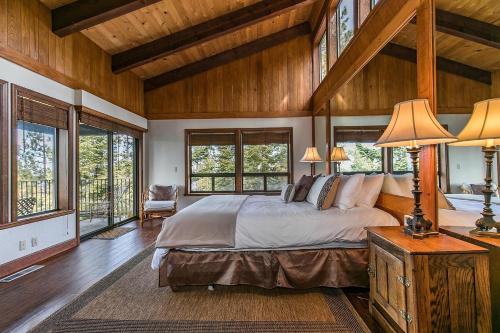 um quarto com uma cama grande num quarto com tectos em madeira em Lilac Lodge at Skyland em Zephyr Cove