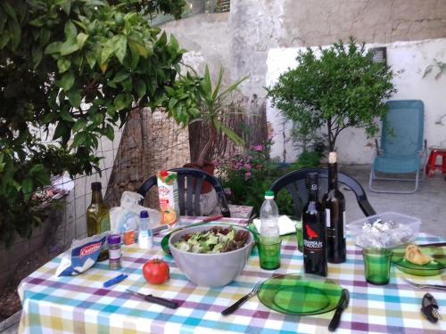 リスボンにあるHistorical Flat Designの食べ物とワインのボトルを入れたテーブル