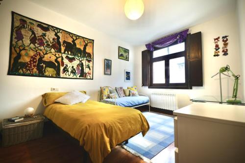 - une chambre avec un lit et un canapé dans l'établissement Precioso Piso en el Centro de Vigo, à Vigo
