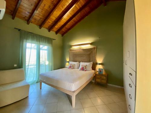 una camera con letto e divano di My Corfu Luxury Villa with private pool at Sidari a Sidari