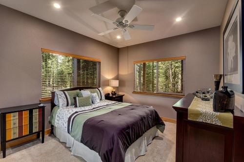 a bedroom with a bed and a ceiling fan at Forest View Lodge in South Lake Tahoe