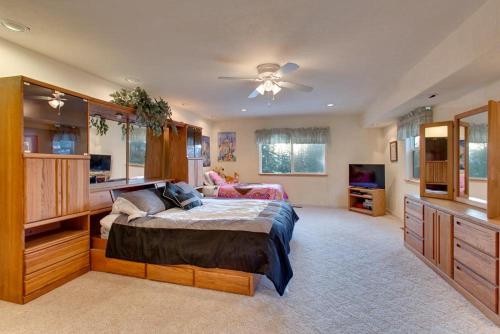 1 dormitorio con 1 cama y TV de pantalla plana en Sequoia Chalet, en Stateline