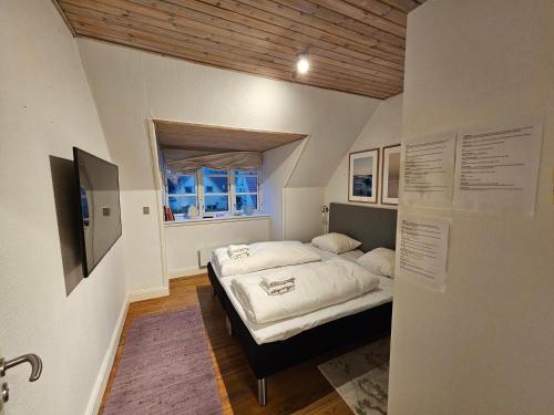 ホスにあるGuesthouse on the Danish German borderの窓付きの部屋にベッド付きのベッドルーム1室があります。