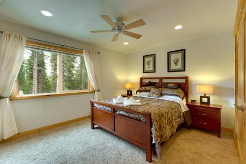 Schlafzimmer mit einem Bett und einem Deckenventilator in der Unterkunft Lodgepole Pine Chalet in South Lake Tahoe