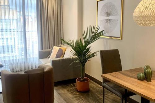 sala de estar con sofá y mesa con planta en Apartamento único y exclusivo., en Bogotá