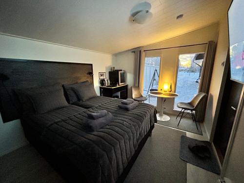 1 dormitorio con 1 cama con 2 toallas en Guest house - Northern tealight en Rovaniemi