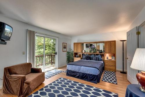1 dormitorio con 1 cama y 1 silla en Panhandle House en South Lake Tahoe