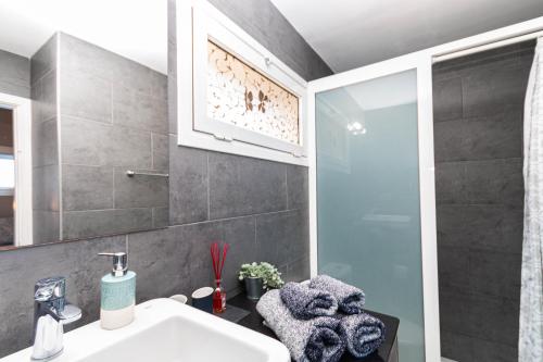 een badkamer met een wastafel en een spiegel bij Very romantic seaview appartment with warm pool in Patalavaca