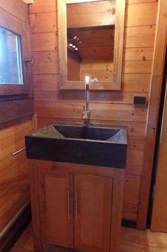 - une cuisine avec un évier et un miroir dans l'établissement Le Manège Ouest, à Saint-Gervais-les-Bains