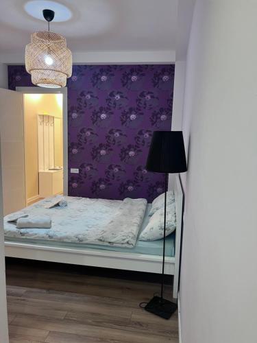 提比里斯的住宿－Sophio House in Gagarini，一间卧室配有一张紫色墙壁的床