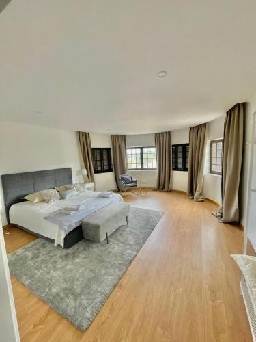 a large bedroom with a bed and a rug at LouriVillage in Lourinhã