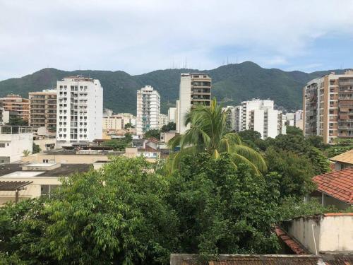 Casa para 4 pessoas RJ - Wiffi 500 mb في ريو دي جانيرو: اطلاله على مدينه بها مباني واشجار