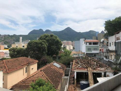- une vue sur une ville avec des bâtiments et des montagnes dans l'établissement Casa para 4 pessoas RJ - Wiffi 500 mb, à Rio de Janeiro