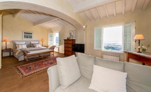 a living room with a couch and a bed at Casa Tabarro in Camaiore