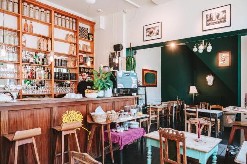 ein Restaurant mit Tischen und Stühlen und eine Bar in der Unterkunft Vakantielogies Faja lobi in Gent