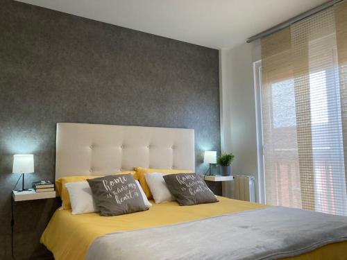 Postel nebo postele na pokoji v ubytování RURAL3MIJAROJOS casa con jardin y piscina privada en el centro de Cantabria