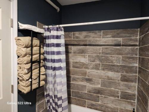uma casa de banho com uma cortina de chuveiro na casa de banho em Fashionably cozy2 em Meriden