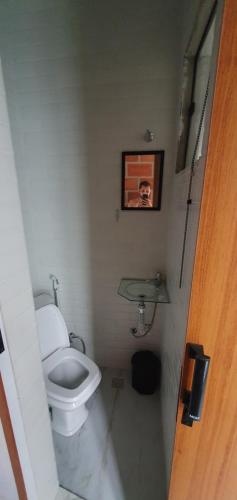 a small bathroom with a toilet and a sink at Casa do Victor in Vassouras