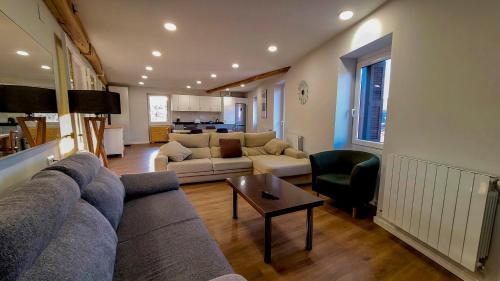salon z kanapą i stołem w obiekcie Apartamentos Elizondo Center w mieście Elizondo