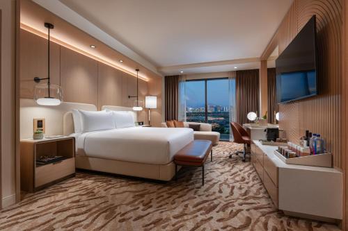 Habitación de hotel con cama y escritorio en Durango Casino & Resort, en Las Vegas