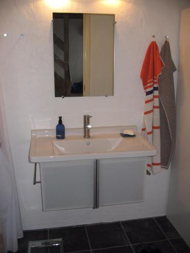 a bathroom with a sink and a mirror at B&B Korsørvej in Herning