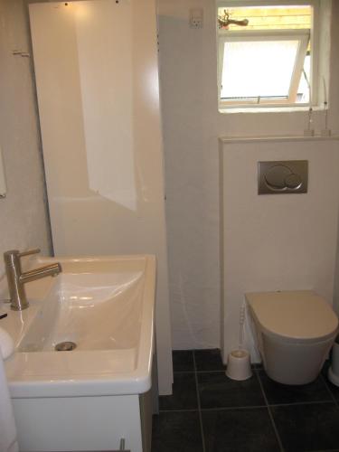 y baño con lavabo y aseo. en B&B Korsørvej en Herning