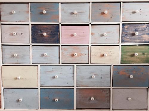 un montón de cajas de madera apiladas una encima de la otra en B&B Korsørvej en Herning