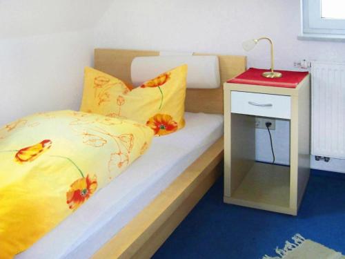 ein Schlafzimmer mit einem Bett und einem Nachttisch in der Unterkunft Cottage on the Kummerower See, Kummerow in Kummerow
