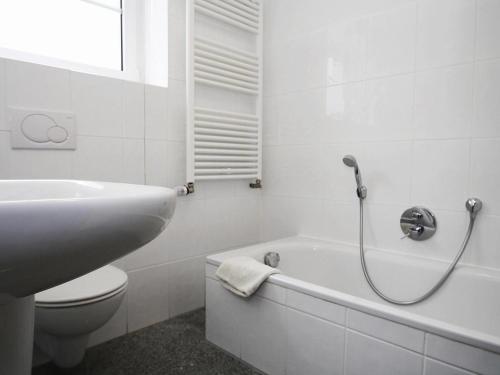 łazienka z wanną, umywalką i toaletą w obiekcie Cottage on the Kummerower See, Kummerow w mieście Kummerow