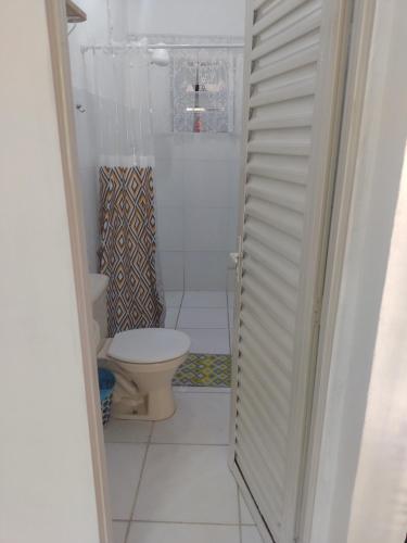 ein kleines Bad mit einem WC und einer Dusche in der Unterkunft Casa Naturaleza in Barra do Garças
