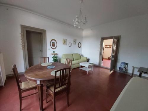 un salon avec une table, des chaises et un canapé dans l'établissement Villa Victoire - Maison - couple 2 personnes, à Rochefort