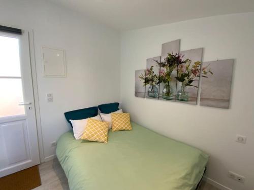 un lit avec deux oreillers dessus dans une chambre dans l'établissement Studio en Rez de jardin Le clos des Cent Vignes à Beaune, à Beaune