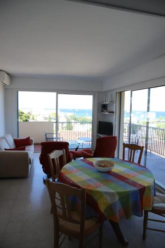 un salon avec une table et des chaises et un balcon dans l'établissement Pretty haven of peace with sea view, à Antibes