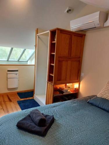 une chambre avec un lit avec une serviette dessus dans l'établissement La Mascotte - Votre refuge bergeracois, à Bergerac