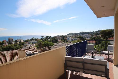 - un balcon avec deux bancs et une vue sur l'océan dans l'établissement Pretty haven of peace with sea view, à Antibes