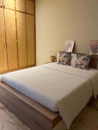 ein Schlafzimmer mit einem großen Bett und einem Schrank in der Unterkunft Villa Riad Lana in Marrakesch