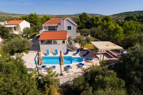 uma vista aérea de uma villa com piscina em Villa Decima em Milna