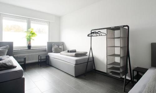 格羅瑙的住宿－Modern cozy apartment - three box spring beds，一间带浴缸的浴室和一个室内架子