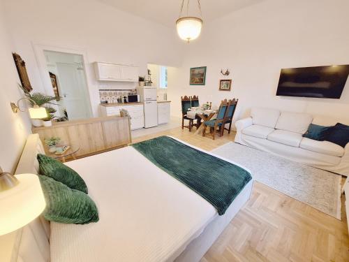 sala de estar con cama grande y sofá en Green Hill Apartment, en Budapest