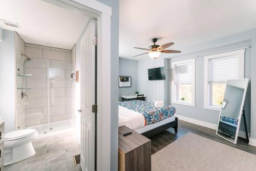 a bedroom with a bed and a bathroom at High-Speed Internet - Parking - Washer & Dryer in Pittsburgh