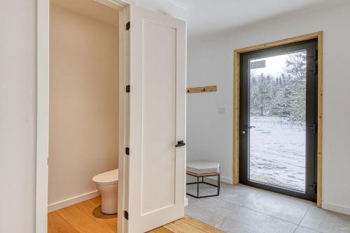 łazienka z toaletą i oknem w obiekcie Snohaus 9 - Scandinavian Mountain Chalet w mieście Mont-Tremblant