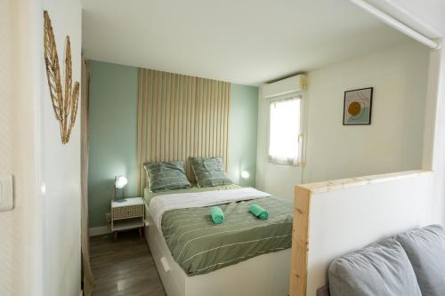 a bedroom with two beds and a window at Le Zéphyr - Tout équipé - Wifi - Parking gratuit in Saint-Nazaire