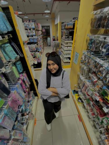 Kobieta stoi w sklepie. w obiekcie farina w mieście Kampung Bota Kiri