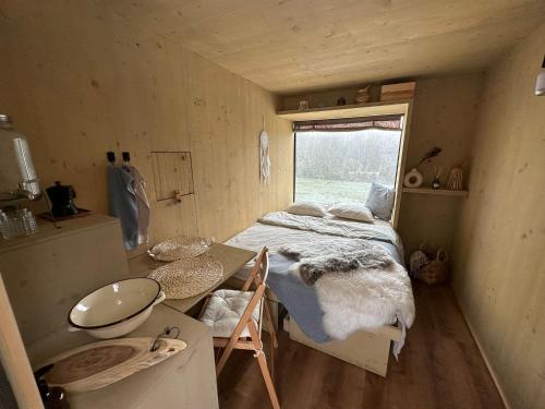 mały pokój z łóżkiem i umywalką w obiekcie Posed v Moravském Berouně w mieście Moravský Beroun