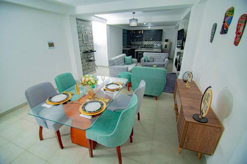 y sala de estar con mesa de comedor y sillas. en Moderno y acogedor departamento, en Tacna
