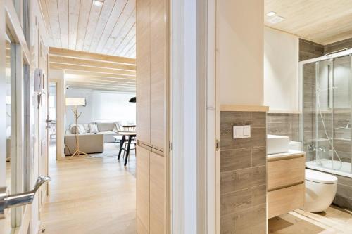 Habitación con baño con ducha y aseo. en Luderna - Apartamento Val de Ruda B24 des Garguills, en Baqueira Beret