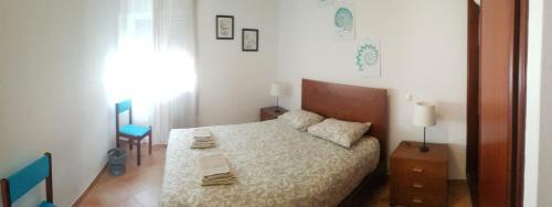サグレスにあるCasa de Sagres- Good Swellの小さなベッドルーム(ベッド1台、椅子付)